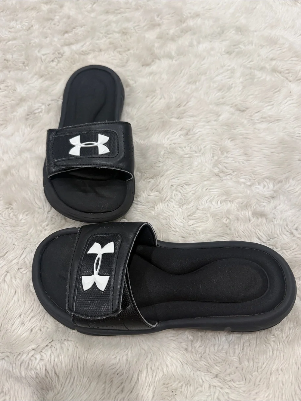 Under Armour Kids Black Slide Sandals‎ with White Logo Accent Size 4 Youth
